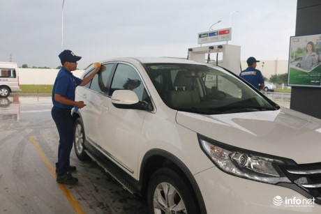 Ha Noi: Chu cay xang Nhat doi mua nhieu gio cui gap nguoi chao khach - Anh 11