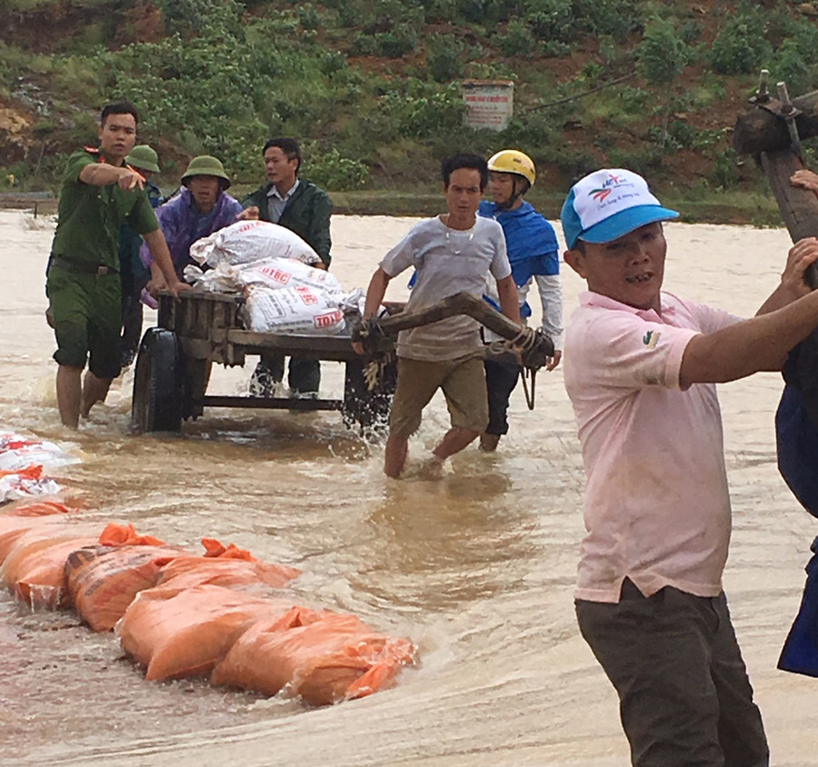 Cán bộ xã và nhân dân xã Nghi Văn, Nghi Lộc căng mình giữ đập Kê khi mực nước trong đập đã đầy tràn