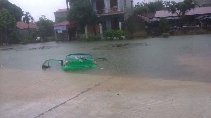 Gần KCN Lương Sơn nước ngập cả taxi.