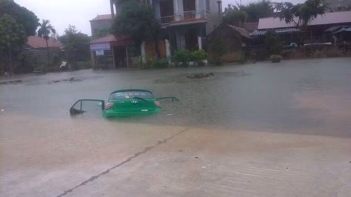 Gần KCN Lương Sơn nước ngập cả taxi.