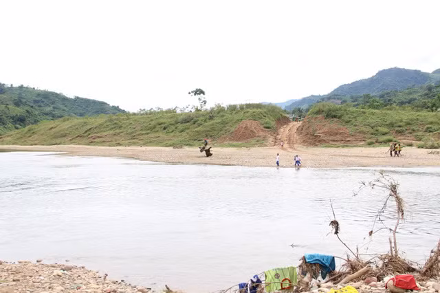 Việc cách trở sông như thế này khiến cho ước mơ tìm chữ của các em gặp không ít gian nan (Ảnh. H.H)