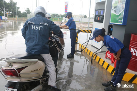 Ha Noi: Chu cay xang Nhat doi mua nhieu gio cui gap nguoi chao khach - Anh 6