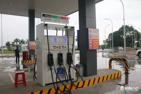 Ha Noi: Chu cay xang Nhat doi mua nhieu gio cui gap nguoi chao khach - Anh 3