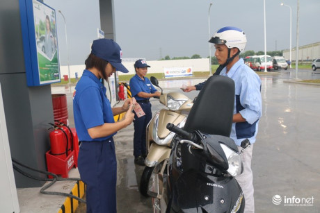 Ha Noi: Chu cay xang Nhat doi mua nhieu gio cui gap nguoi chao khach - Anh 2