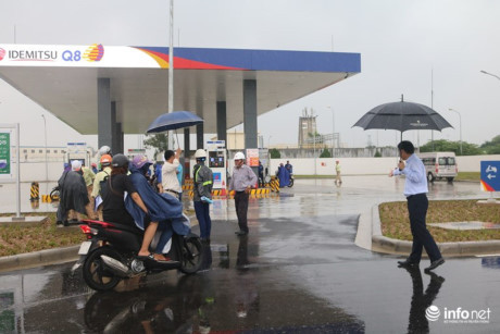Ha Noi: Chu cay xang Nhat doi mua nhieu gio cui gap nguoi chao khach - Anh 8