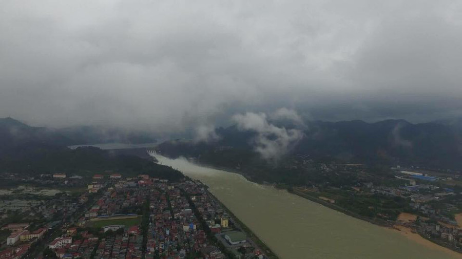 Hình ảnh chụp trên cao đập thuỷ điện Hoà Bình.