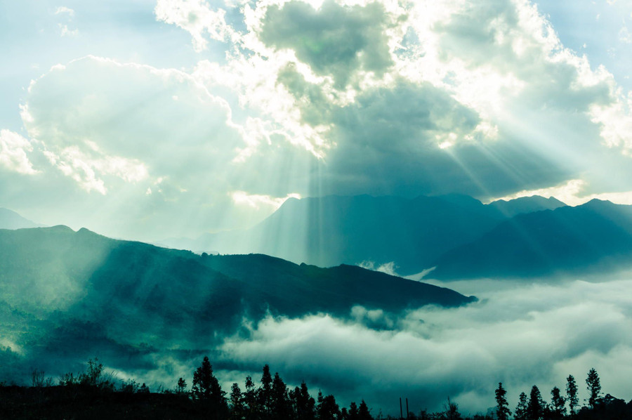 Y Tý đẹp bởi mây, bởi núi, bới màu sắc của rừng già...