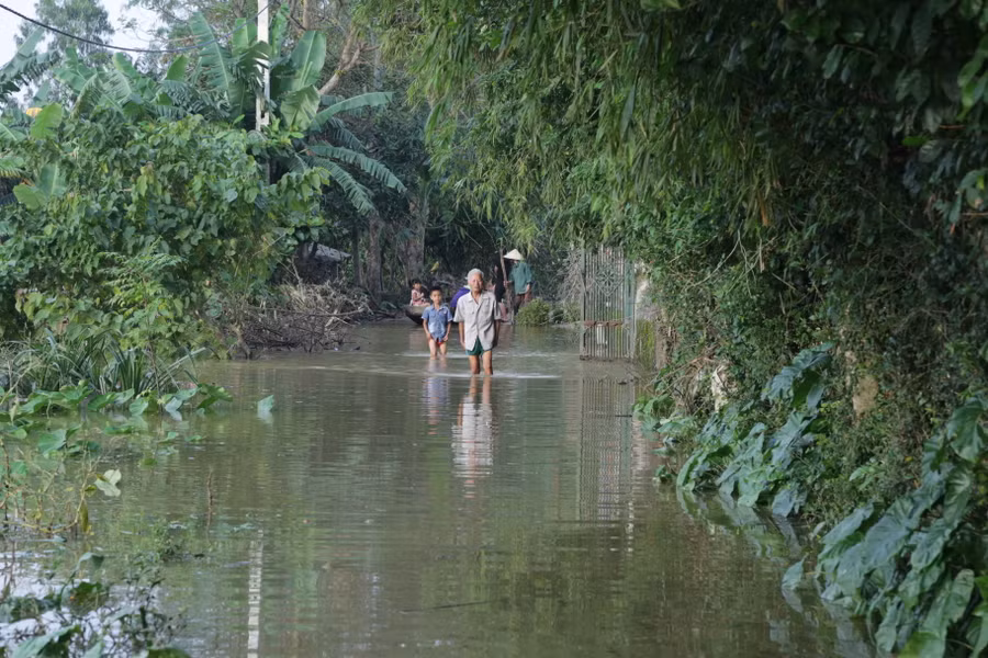 Vùng hạ lưu sông Lam nhiều xã đã bị ngập, nhà trường nhìn nước sông dâng để quyết định cho học sinh nghỉ học Vùng hạ lưu sông Lam nhiều xã đã bị ngập, nhà trường nhìn nước sông dâng để quyết định cho học sinh nghỉ học