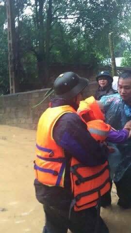 Bộ đội giúp dân tránh lũ