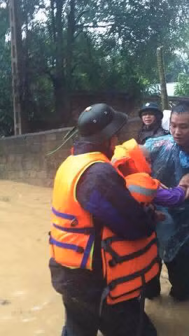 Bộ đội giúp dân tránh lũ