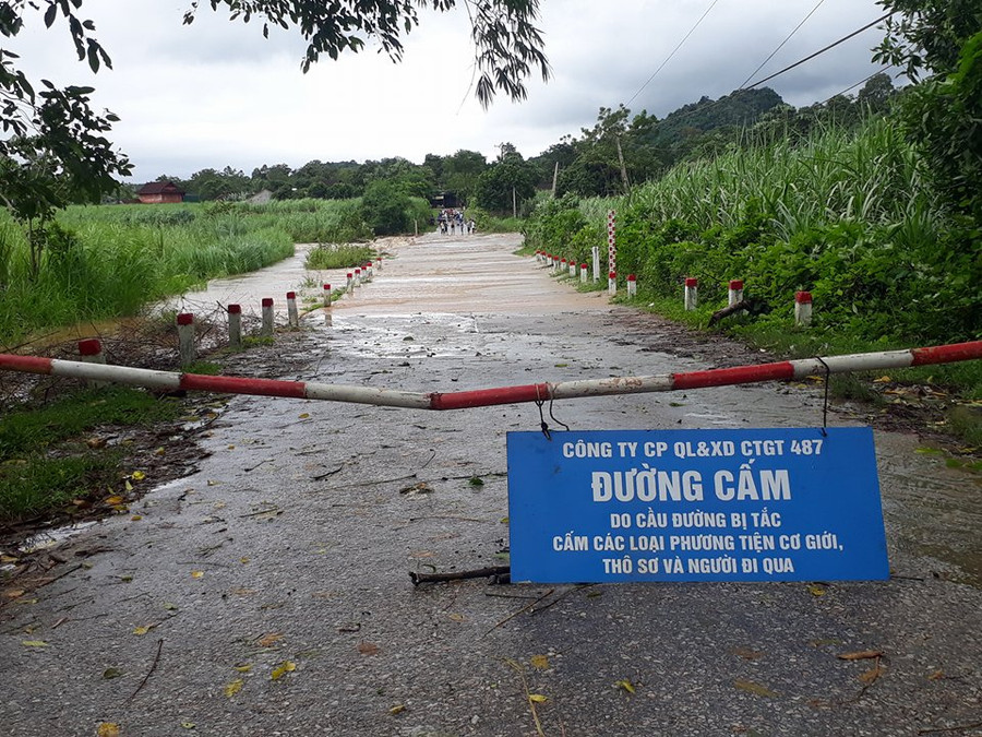 Đoạn lũ qua cầu tràn tại các huyện miền núi bị cấm đường để đảm bảo an toàn