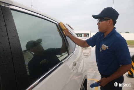 Ha Noi: Chu cay xang Nhat doi mua nhieu gio cui gap nguoi chao khach - Anh 10