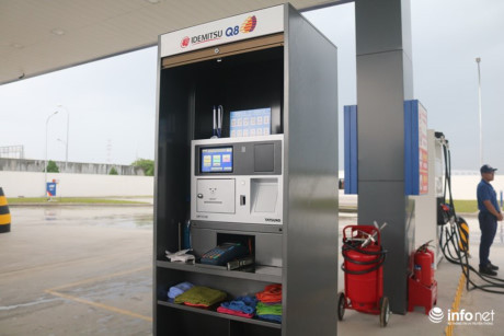 Ha Noi: Chu cay xang Nhat doi mua nhieu gio cui gap nguoi chao khach - Anh 5