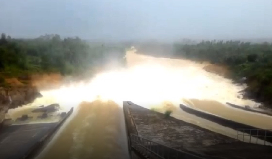 Hồ Vực Mấu – hồ nước thủy lợi lớn nhất Nghệ An xả lũ