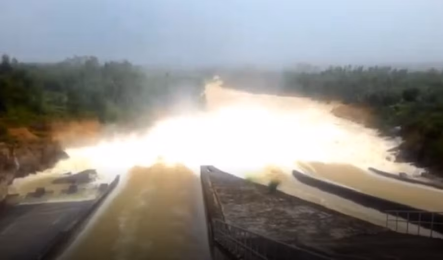 Hồ Vực Mấu – hồ nước thủy lợi lớn nhất Nghệ An xả lũ