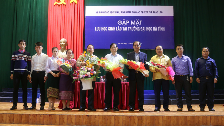 Các em Lưu học sinh lào tặng hoa cho Đoàn Công tác