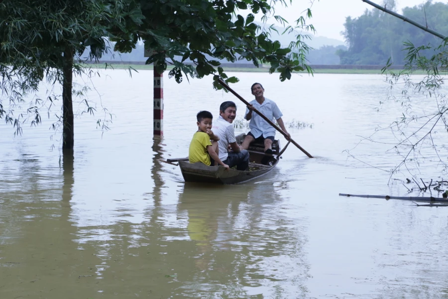 Một số xóm ngoài đê, người dân dùng nốc để đưa học sinh về nhà