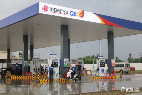 Ha Noi: Chu cay xang Nhat doi mua nhieu gio cui gap nguoi chao khach - Anh 1