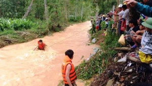 Đi giúp dân chống lũ, hai cán bộ Biên phòng bị lũ cuốn trôi mất tích