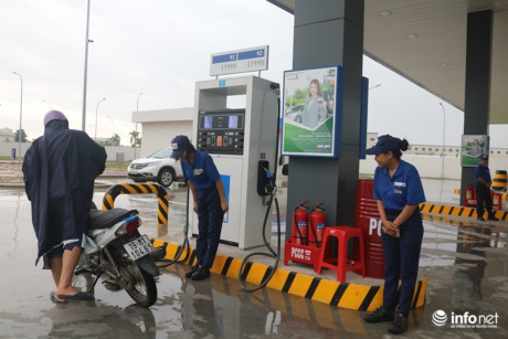 Ha Noi: Chu cay xang Nhat doi mua nhieu gio cui gap nguoi chao khach - Anh 13