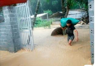 Người dân di chuyển đồ đạc đến nơi an toàn