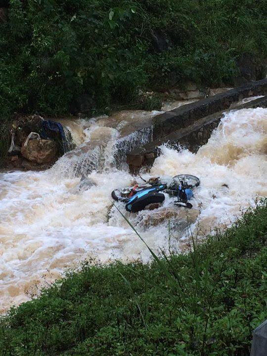 Xe máy bị lũ cuốn trôi