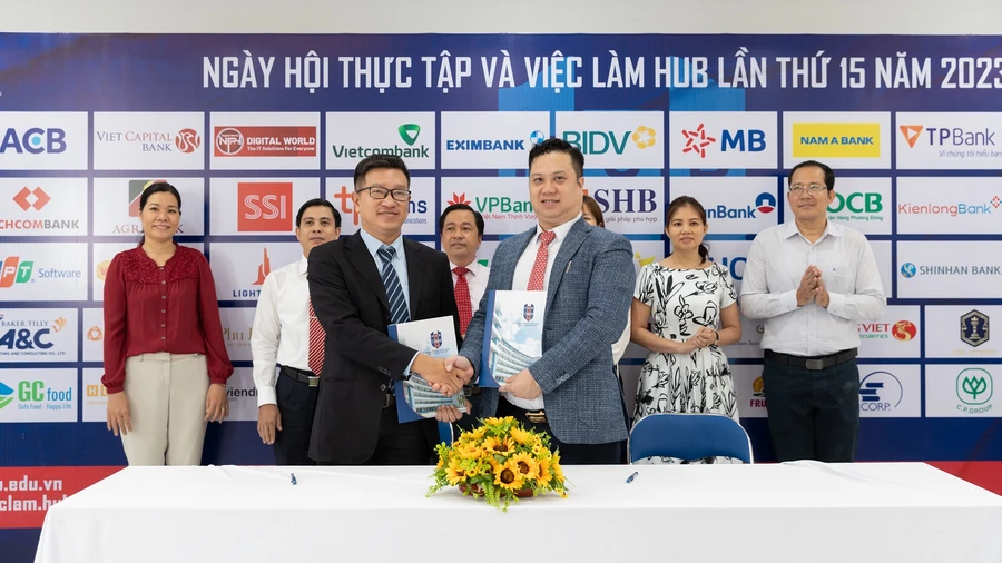 PGS.TS Nguyễn Đức Trung, Hiệu trưởng HUB (phải) ký kết hợp tác với doanh nghiệp.