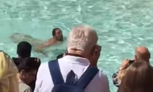 Nam du khách bị bắt vì tắm khỏa thân giữa đài phun nước 