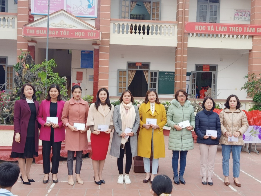 Nhà trường trao thưởng cho các giáo viên đạt giáo viên dạy giỏi cấp tỉnh.