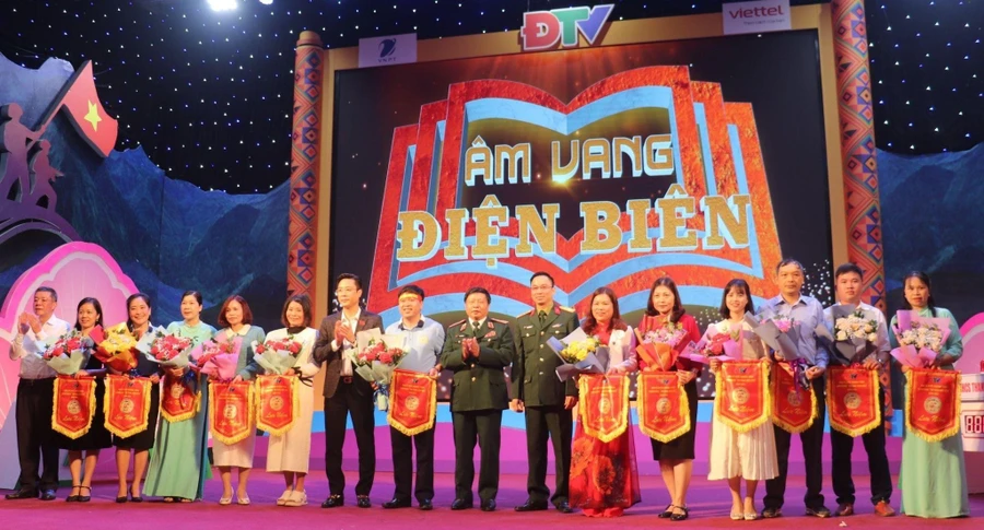 Đại diện các trường tham gia gameshow nhận cờ lưu niệm của chương trình.