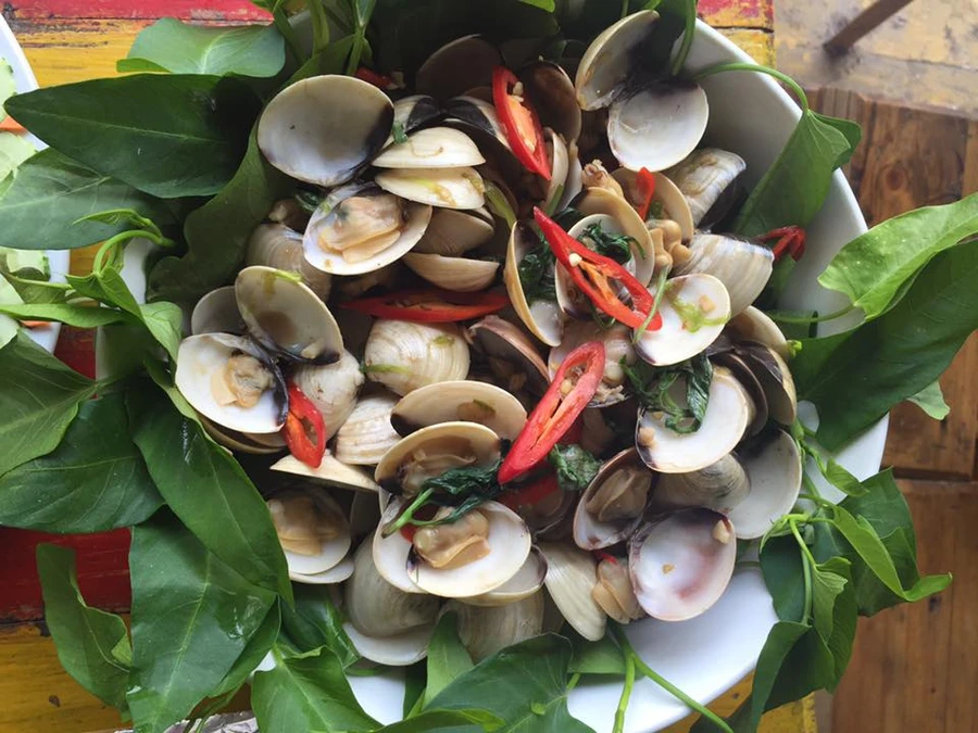 Cách làm ngao xào húng quế ngon hơn nhà hàng