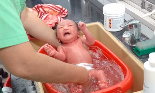 Tắm chanh cho bé – Sai lầm mẹ nào cũng mắc phải ảnh 1 tam-blogtamsuvn