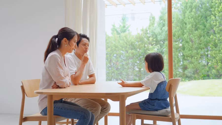 Trước khi nói chuyện với con, hãy ngồi xuống cùng nhau và quyết định những điểm chính bạn muốn truyền đạt. (Ảnh: ITN).