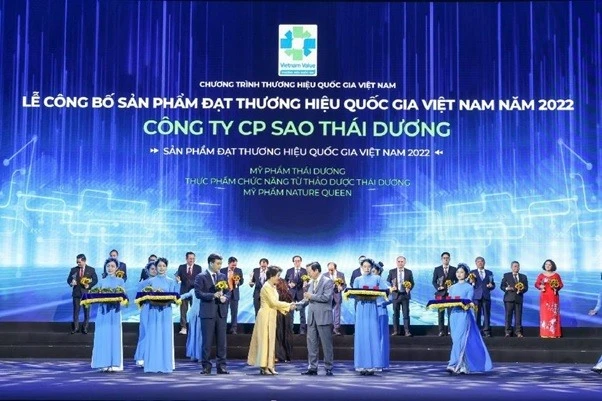 ThS.Ds.Nguyễn Thị Hương Liên - Phó tổng giám đốc Công ty CP Sao Thái Dương nhận giải Thương hiệu quốc gia Việt Nam 2022. Ảnh: Sao Thái Dương