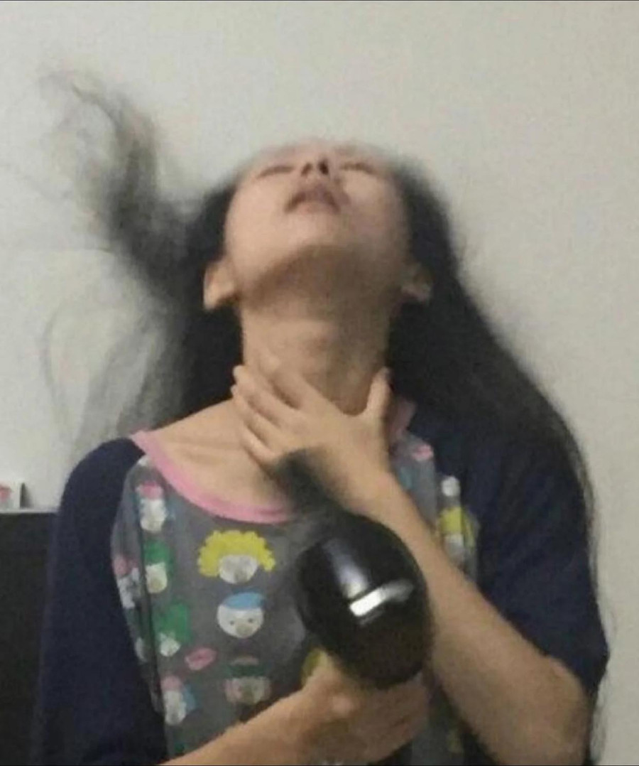 Vợ sấy tóc trong mắt chồng chẳng khác nào phim chưởng. Vợ sấy tóc trong mắt chồng chẳng khác nào phim chưởng.