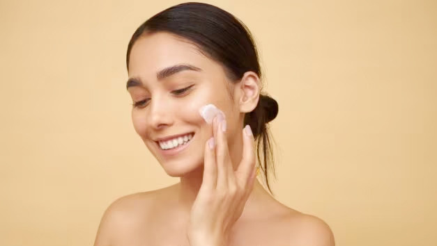 Chăm sóc da là điều cần thiết, nhưng bạn không nên lạm dụng nó. (Ảnh: ITN).