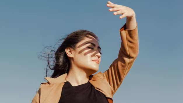 Tiếp xúc quá nhiều với ánh nắng mặt trời có thể gây tổn thương da, đốm đồi mồi và các vấn đề liên quan đến da khác. (Ảnh: ITN).