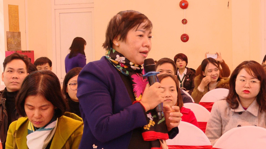 Các giáo viên trao đổi ý kiến, góp ý nhằm thực hiện tốt hơn chương trình mới.