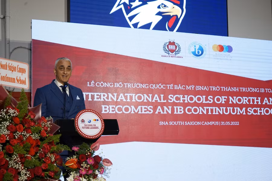 Thầy Mike Miller-Hiệu Trưởng Trường SNA phát biểu tại buổi lễ