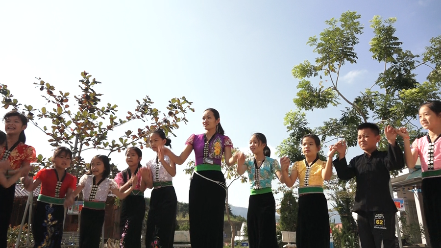 Thầy trò vùng cao Nậm Nhùn cùng giữ gìn bản sắc văn hóa dân tộc.