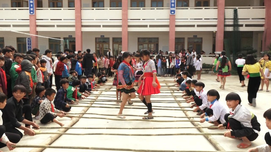 Học sinh trường phổ thông DTBT THCS Nậm Chà tham gia các tiết mục văn nghệ.