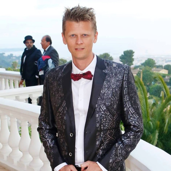 Nhà quay phim Chistophe Busnel tham dự L:HP Cannes trong trang phục Vest của NTK Đỗ Trịnh Hoài Nam Nhà quay phim Chistophe Busnel tham dự L:HP Cannes trong trang phục Vest của NTK Đỗ Trịnh Hoài Nam