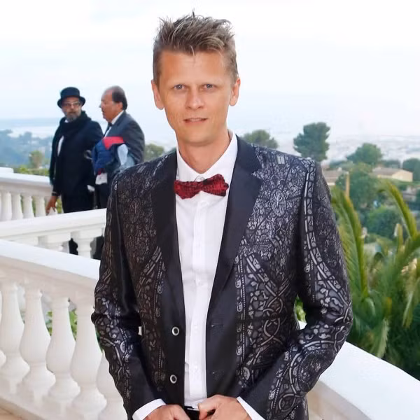 Nhà quay phim Chistophe Busnel tham dự L:HP Cannes trong trang phục Vest của NTK Đỗ Trịnh Hoài Nam