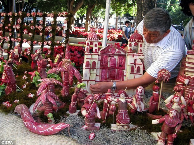 Lễ hội củ cải đỏ,Oaxaca, Mexico:Vào ngày 23/12, khi các nơi khác đang chuẩn bị quà cho Giáng sinh, người dân Oaxaca lại tổ chức một cuộc thi khắc củ cải đỏ. Chủ đề thường là về lịch sử hoặc tôn giáo. Người thắng cuộc sẽ nhận được phần thưởng là tiền mặt. Nhung le hoi la lung tren the gioi hinh anh 1