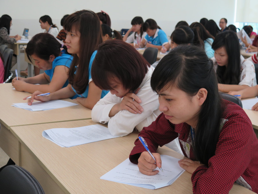 Làm việc với công nhân nữ tại nhà máy Samsung Display