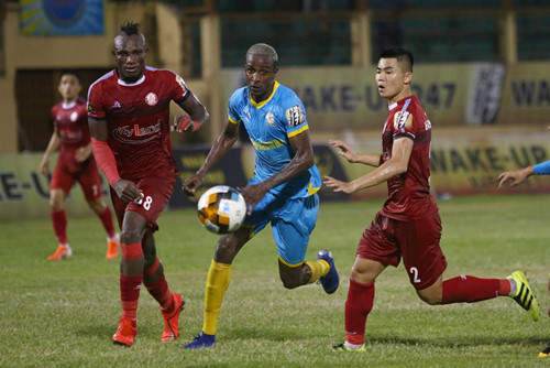Ngô Tùng Quốc (phải) đã có đường chuyền để Thanh Bình tung cú "nã rocket" gỡ hòa 1-1 cho CLB TP.HCM. Ngô Tùng Quốc (phải) đã có đường chuyền để Thanh Bình tung cú "nã rocket" gỡ hòa 1-1 cho CLB TP.HCM.