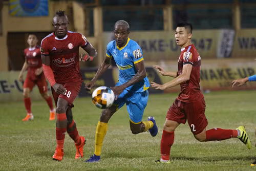 Ngô Tùng Quốc (phải) đã có đường chuyền để Thanh Bình tung cú "nã rocket" gỡ hòa 1-1 cho CLB TP.HCM.