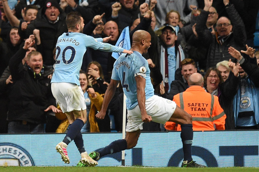 Kompany giúp Man City chạm tay vào chức vô địch.