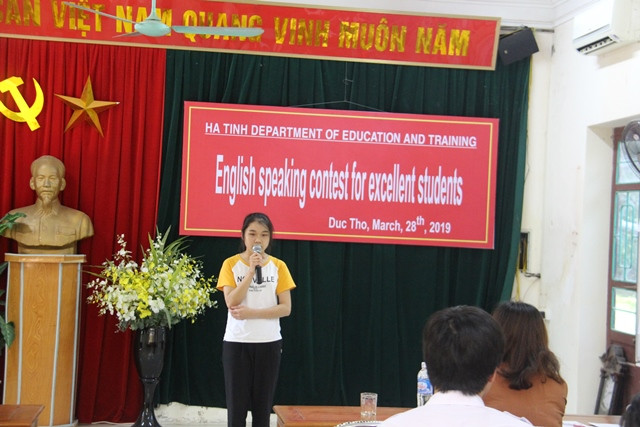 Thí sinh thi phần hùng biện tiếng Anh tại điểm thi Trường THPT Trần Phú.