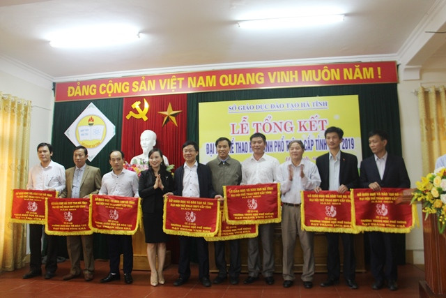 Lãnh đạo Sở GD&ĐT, Sở VHTT&DL tặng cờ cho các đơn vị xuất sắc